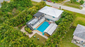 Luxury Tropical Oasis-4 BedRm Private Pool Retreat